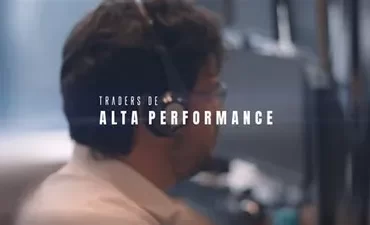 Ariane Campolim operando na bolsa de valores, trader de alta performance