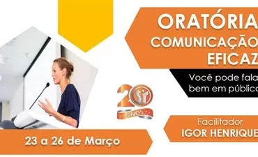 Homem confiante falando em público, apresentando curso de oratória e comunicação.